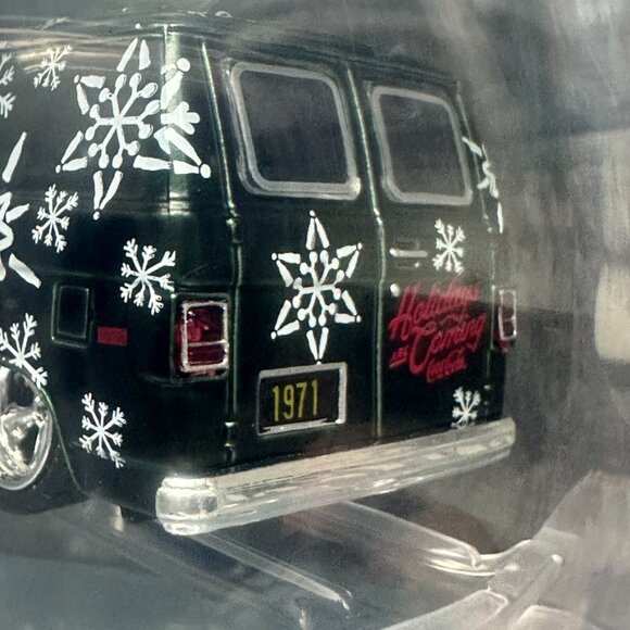 M2 Machines Coca-Cola 1971 Chevrolet Van Ornament 1:64 Holiday Edition - Picture 4 of 6